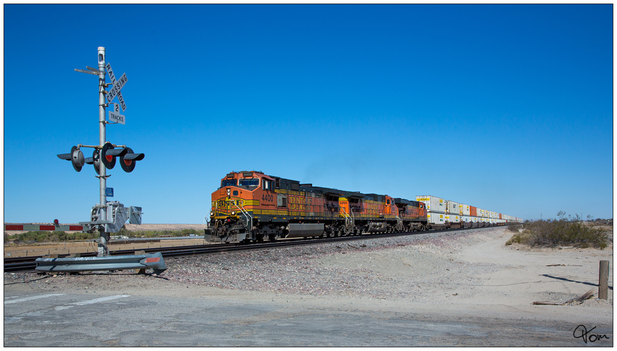 BNSF (Burlington Northern Santa Fe) Containerzug bespannt mit No.4400, No.4699 und No.6156  aufgenommen nahe Victorville 
12  Oktober 2019