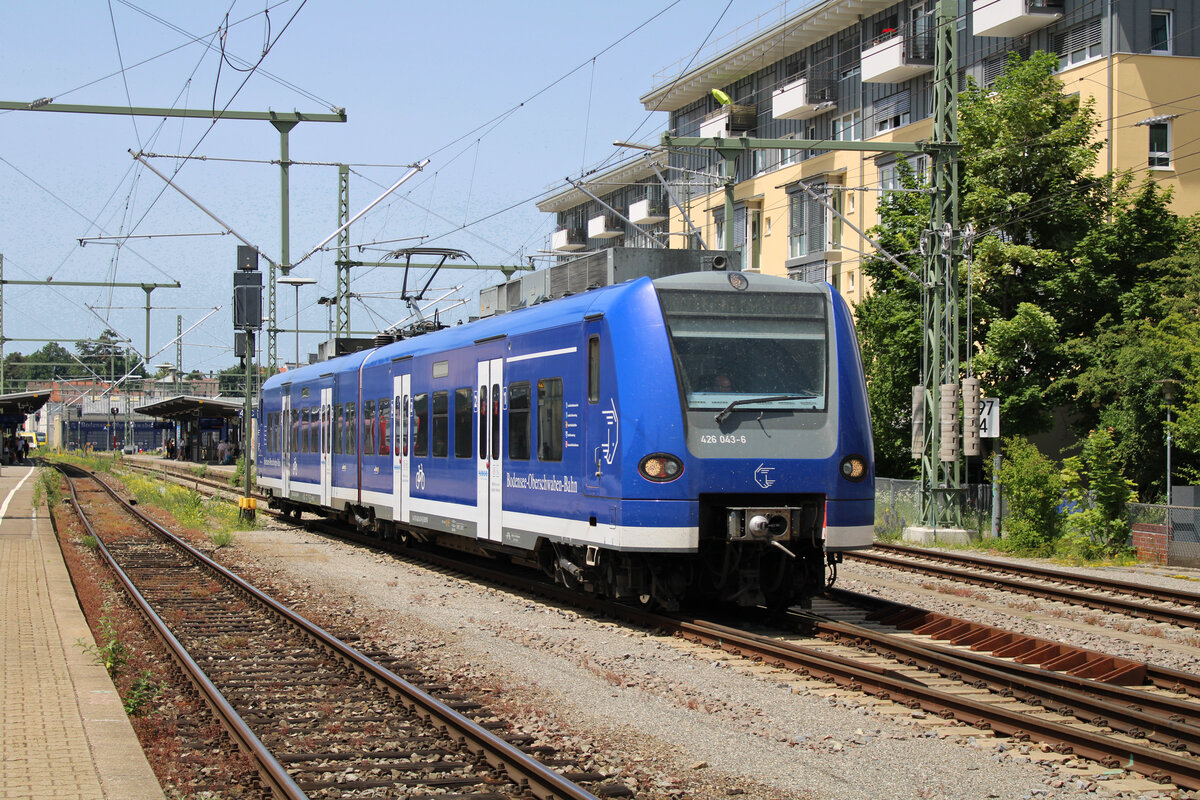 BOB 426 043-6 verlässt am 18.06.2022 Friedrichshafen Stadt zur Fahrt nach Friedrichshafen Hafen.