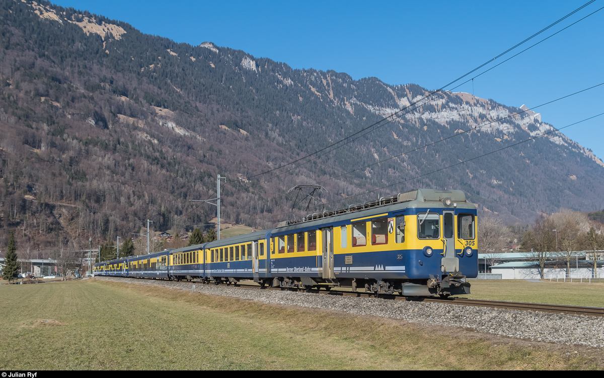 BOB ABeh 4/4 305 verlässt am 15. Februar 2017 mit einem Regio Interlaken Ost nach Lauterbrunnen (erster Zugteil) und Grindelwald (zweiter Zugteil mit den neuen ABDeh 8/8 321 und 322). 