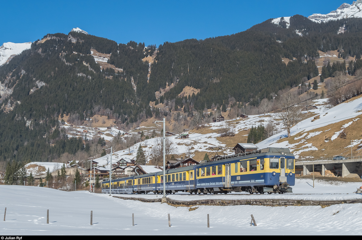 BOB ABeh 4/4 306 am 15. Februar 2017 mit einem Regio bei Schwendi.