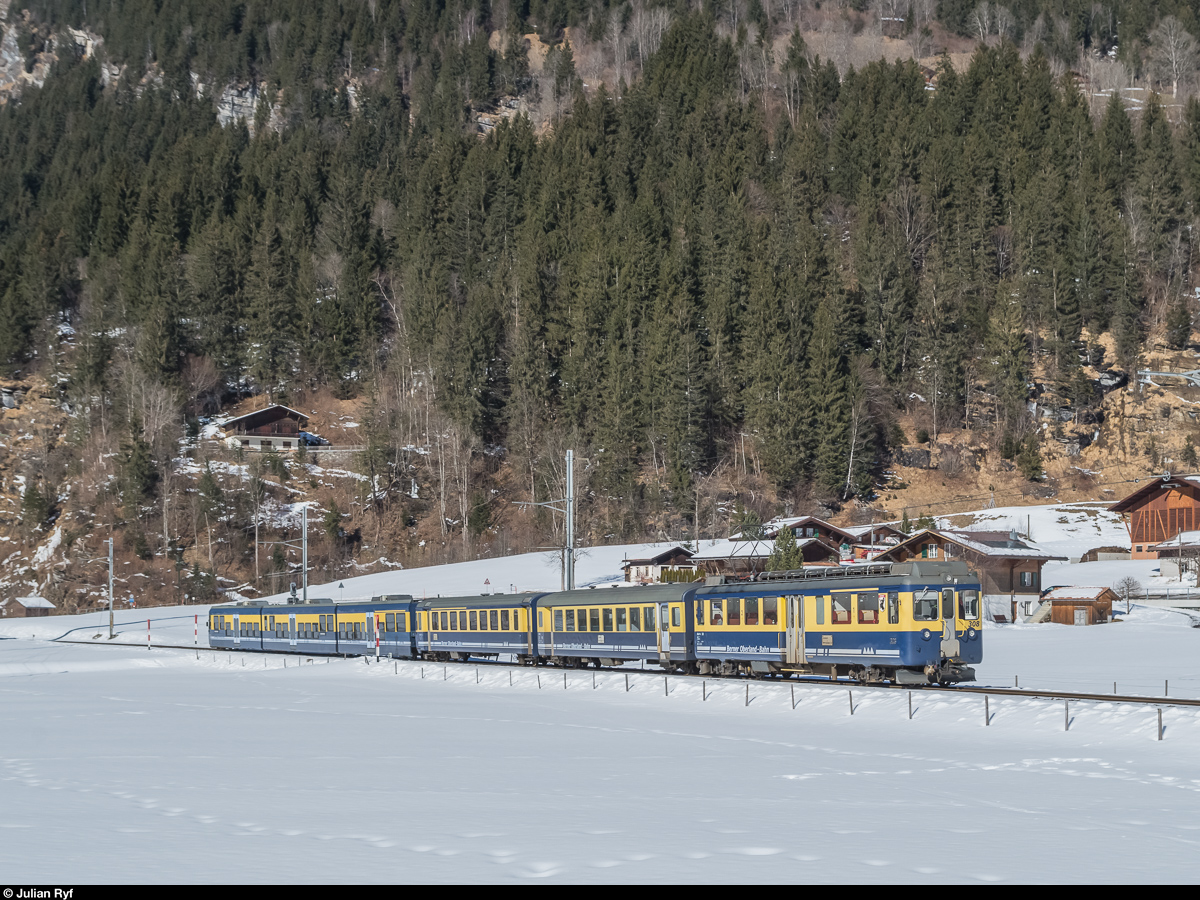 BOB ABeh 4/4 306 am 15. Februar 2017 mit einem Regio bei Schwendi.