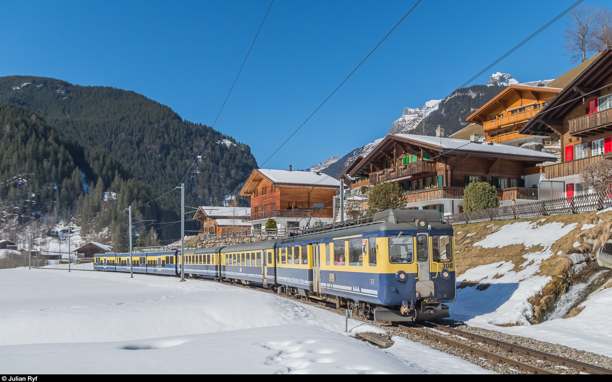 BOB ABeh 4/4 308 am 15. Februar 2017 mit einem Regio bei Schwendi.