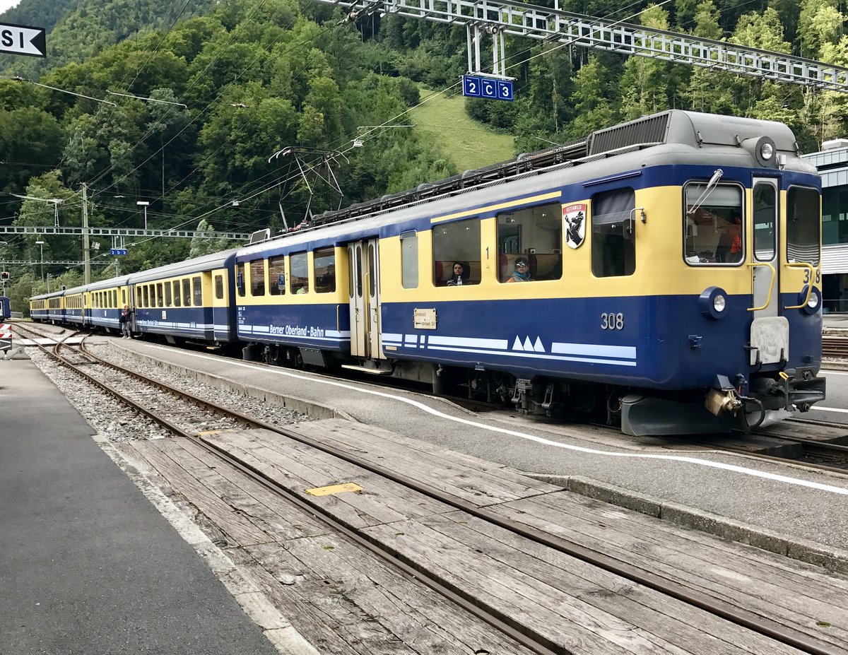BOB ABeh 4/4 I 308  Gsteigwiler  von Grindelwald, am 19.8.17 im Bhf Zweilütschinen am warten auf den Teil auf Lauterbrunnen.
