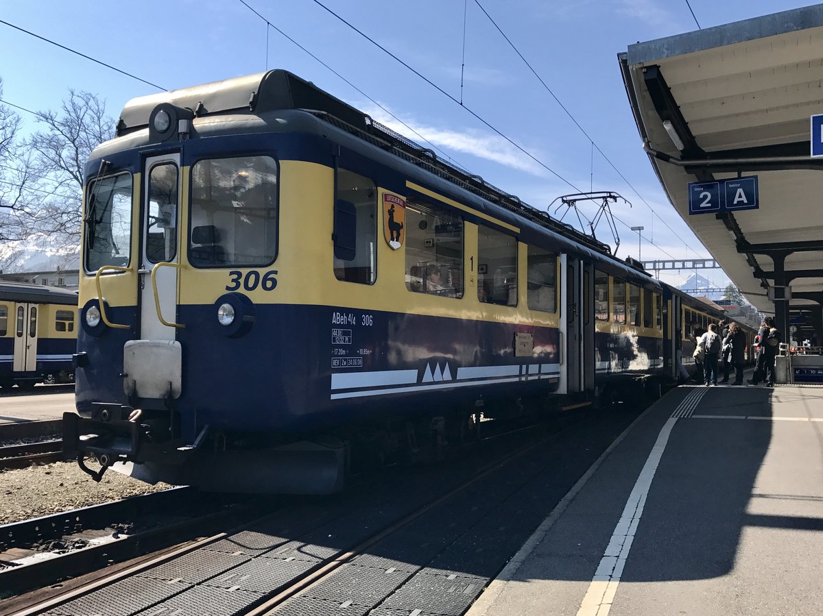 BOB ABeh 4/4 II 306  Lütschental  als Regio nach Lauterbrunnen am 25.3.17 im Bhf Interlaken.