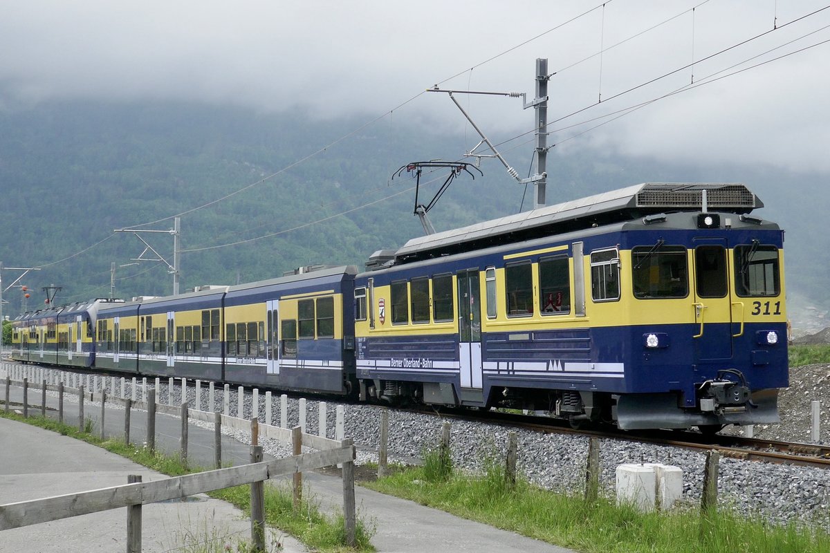 BOB ABeh 4/4 II 311  Grindelwald  nach Lauterbrunnen am 6.5.20 vor dem Flugplatz Interlaken.