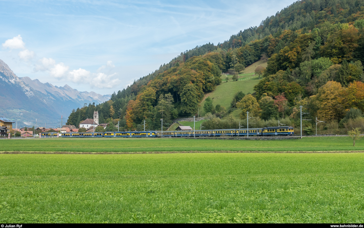 BOB ABeh 4/4 II 312 mit einer Komposition aus alten Wagen nach Lauterbrunnen zusammen mit einem neuen ABDeh 8/8 mit Gelenksteuerwagen nach Grindelwald am 29. September 2017 bei Wilderswil.