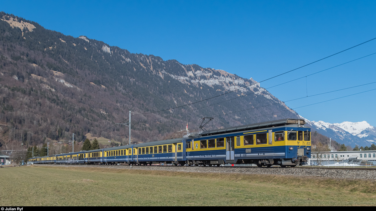 BOB ABeh 4/4 II 313 verlässt am 15. Februar 2017 mit einem Regio Interlaken Ost nach Lauterbrunnen (erster Zugteil) und Grindelwald (zweiter Zugteil mit ABeh 4/4 306). <br>
Auch die ABeh 4/4 II 311-313 werden bis Ende Jahr aus dem Normalverkehr verschwinden und durch die neuen ABDeh 8/8 321-326 abgelöst.