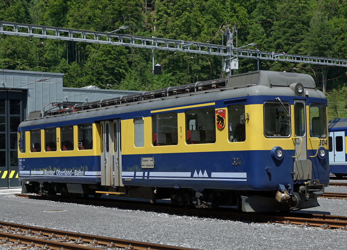 BOB: Der Stern der ABeh 4/4 I aus dem Jahre 1965 ist am sinken. Während sich der ABeh 4/4 I 304 Bern am 27. Mai 2017 in Zweilütschinen noch an der Sonne auf den nächsten Einsatz freute, stand der ABeh 4/4 I 307 Wilderswil beireits ohne Kupplungen auf dem hintersten Abstellgeleise. Sieht schwer nach ausrangiert aus.
Foto: Walter Ruetsch  