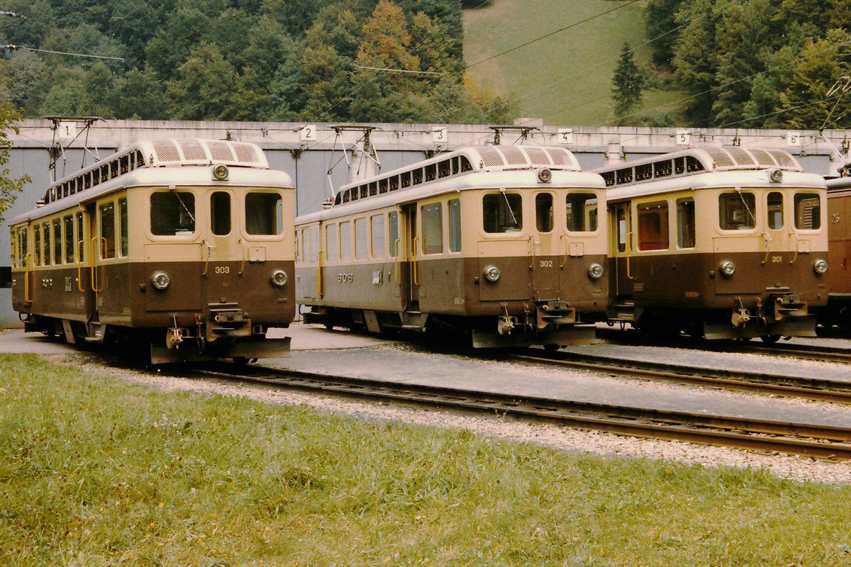 BOB: Die drei ABDeh 4/4 301 - 303 mit Baujahr 1949 vor der Werkstätte Zweilütschinen auf den nächsten Einsatz wartend im Oktober 1985.
Foto: Walter Ruetsch   