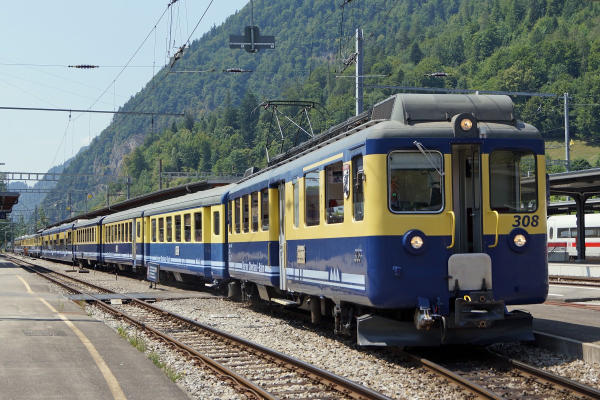 BOB: Die vereinten Regios nach Lauterbrunnen und Grindelwald beim Verlassen des Bahnhofs Interlaken-Ost am 16. Juli 2015. An der Spitze des Zuges war der ABeh 4/4 I 308 eingereiht.
Foto: Walter Ruetsch 