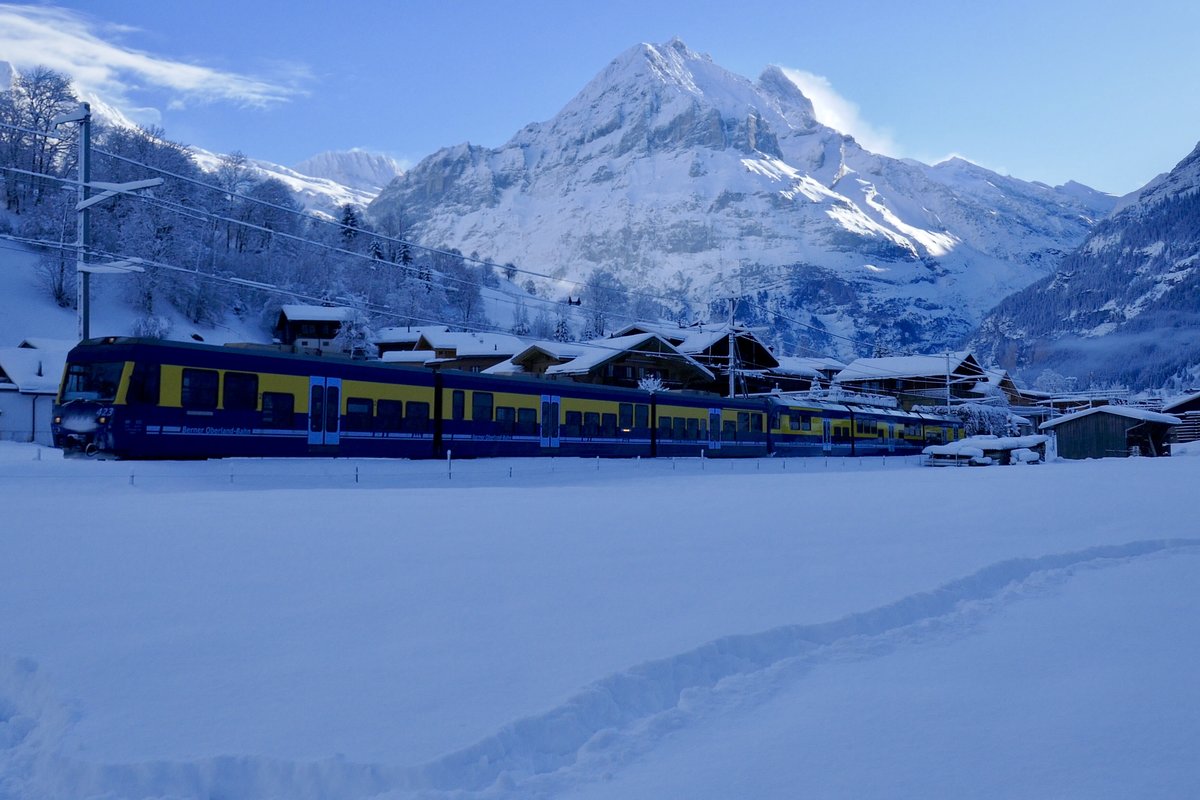 BOB Gelenksteuerwagen 423 mit dem ABDeh 8/8 322 am 17.12.17 kurz nach der Abfahrt in Schwendi bei Grindelwald.