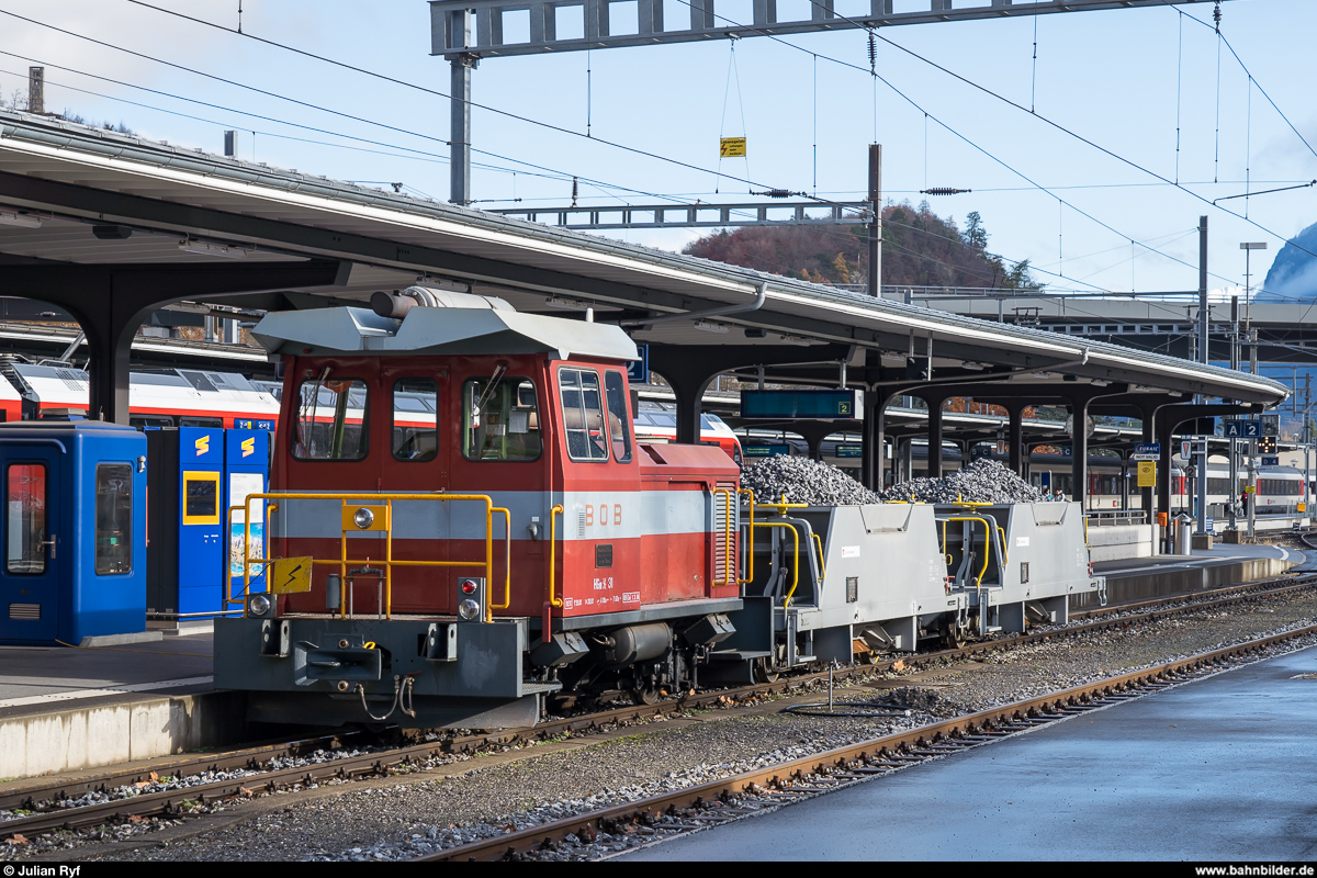 BOB HGm 2/2 31 mit einem kurzen Bauzug am 30. November 2019 abgestellt im Bahnhof Interlaken Ost.