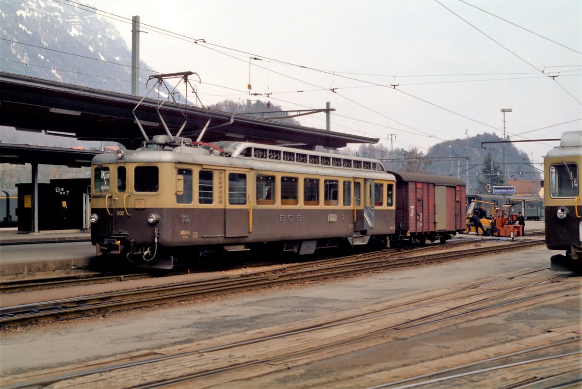 BOB, Interlaken, April 1980. Der Triebwagen manövriert, um den Zug wieder zusammenzusetzen, dessen Abfahrt durch das kleine Fahrzeug behindert wird, das vom Bahnsteig gefallen ist und die Strecke unterbricht ...Digitalisiert  von einer Kodak-Folie