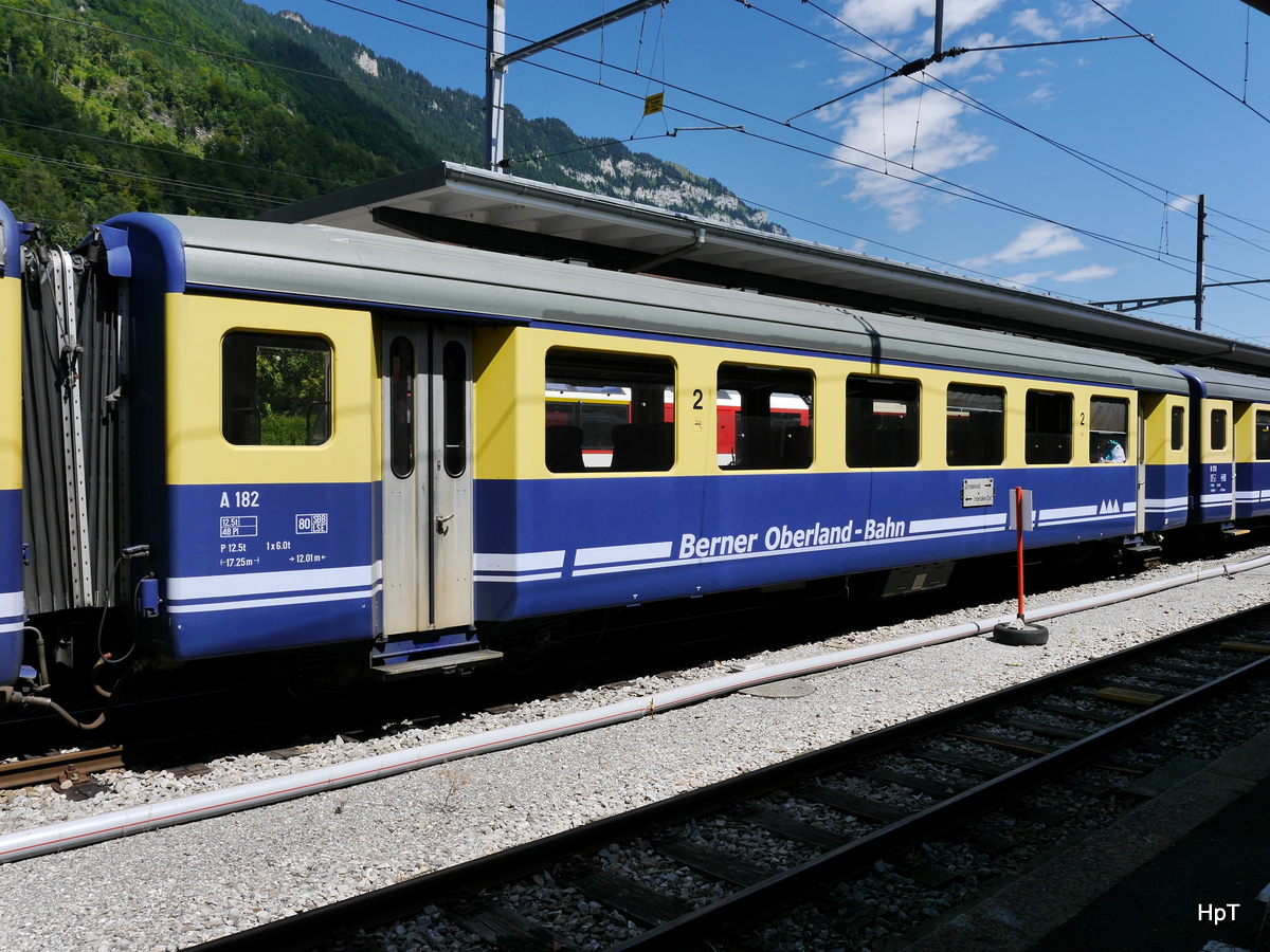 BOB - Personenwagen  2 Kl. A 181 im Bahnhof von Interlaken Ost am 05.08.2017