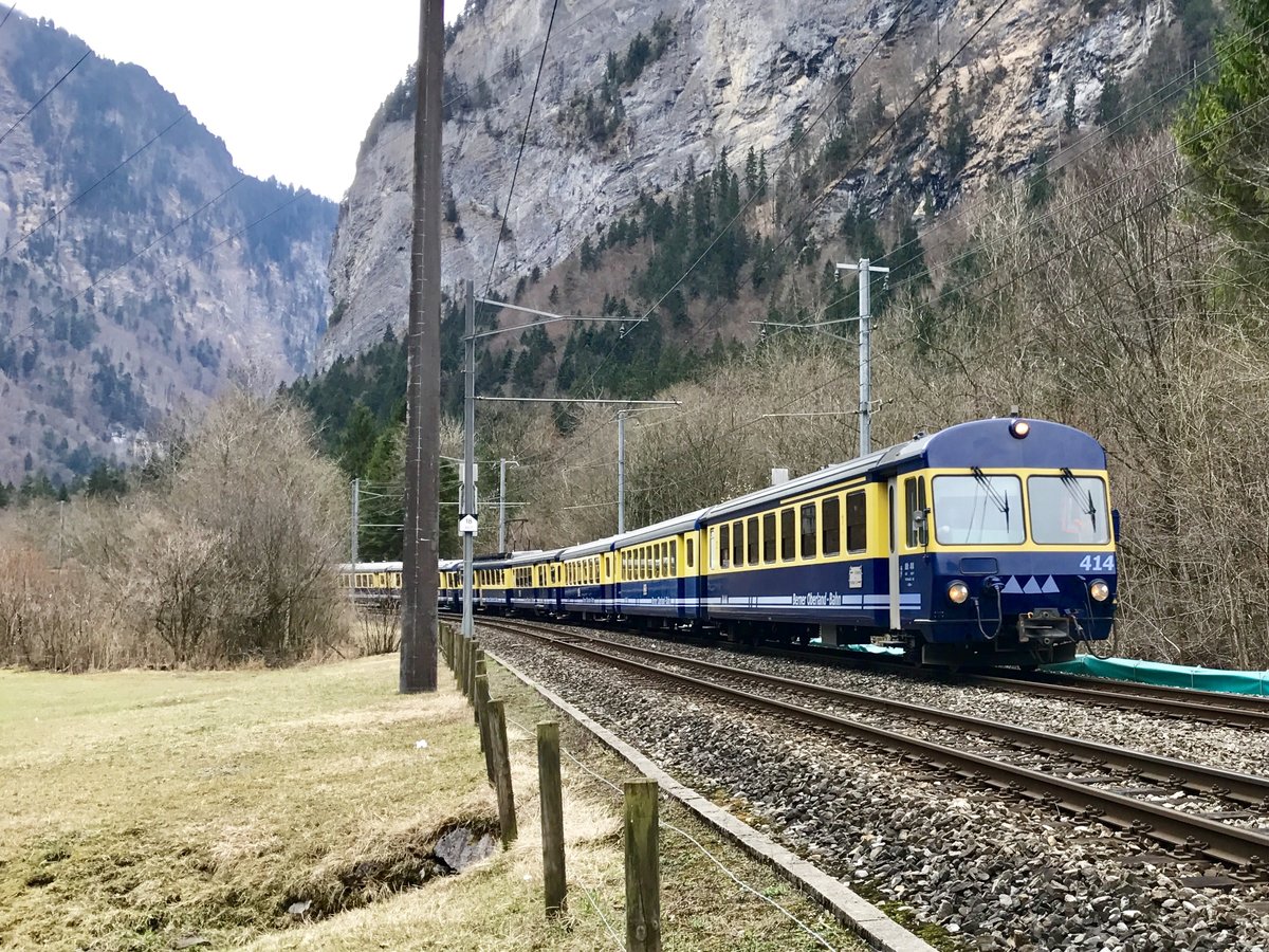 BOB Regio nach Interlaken kurz nach der Abfahrt in Zweiltschinen.