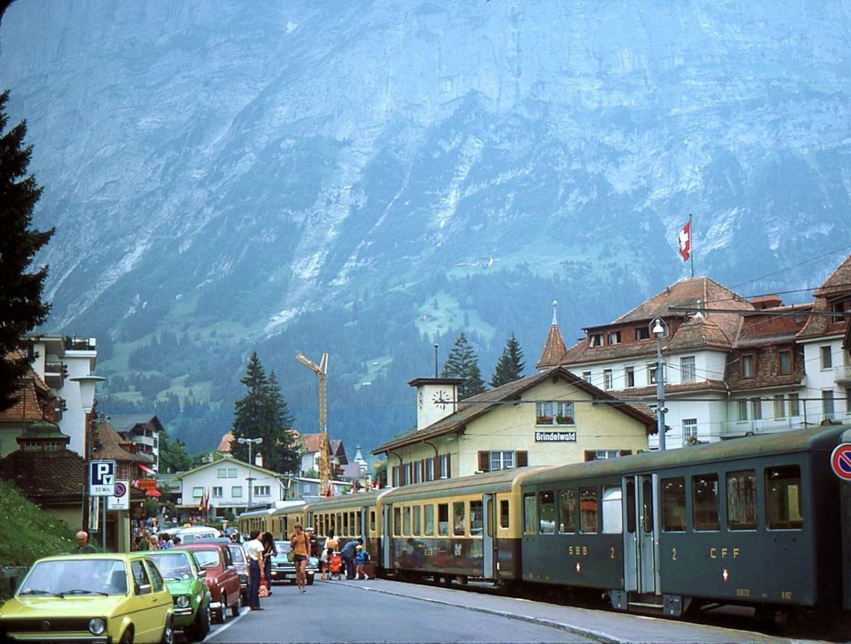 BOB - so sah einmal der Bahnhof Grindelwald aus. Fahrzeuge der Berner Oberland Bahn im alten Anstrich, und Fahrzeuge der SBB-Brünigstrecke. 17.Juli 1976. 
