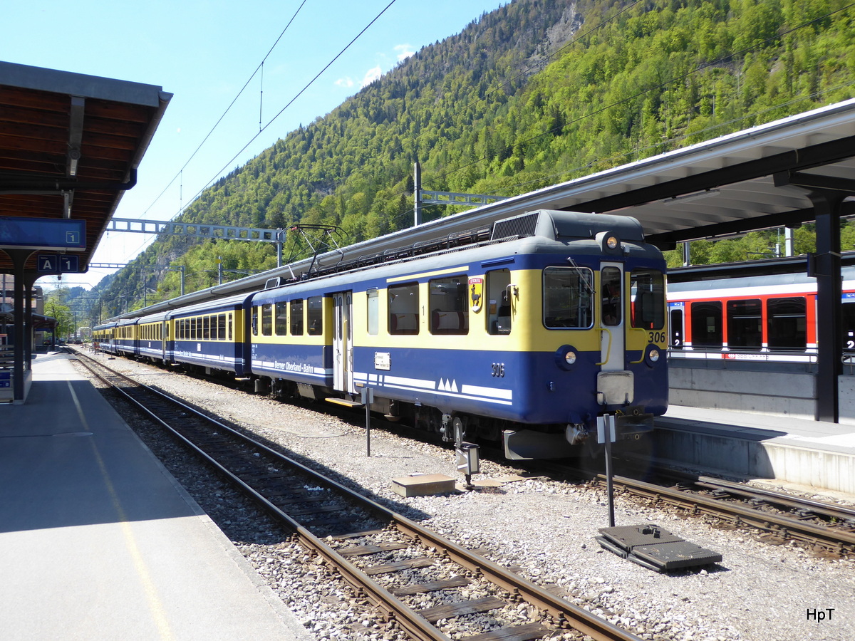BOB - Triebwagen ABeh 4/4 306 an der Spitze des Abfahrbereiten Zuges im Bahnhof Interlaken Ost am 06.05.2016