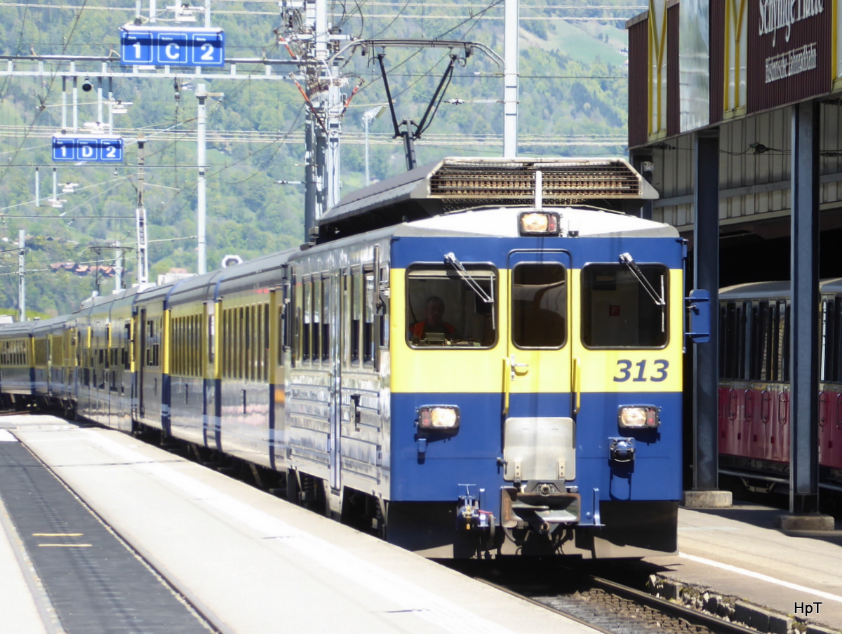 BOB - Triebwagen ABeh 4/4 313 an der Spitze des einfahrenden Zuges im Bahnhof von Wilderswil am 06.05.2016