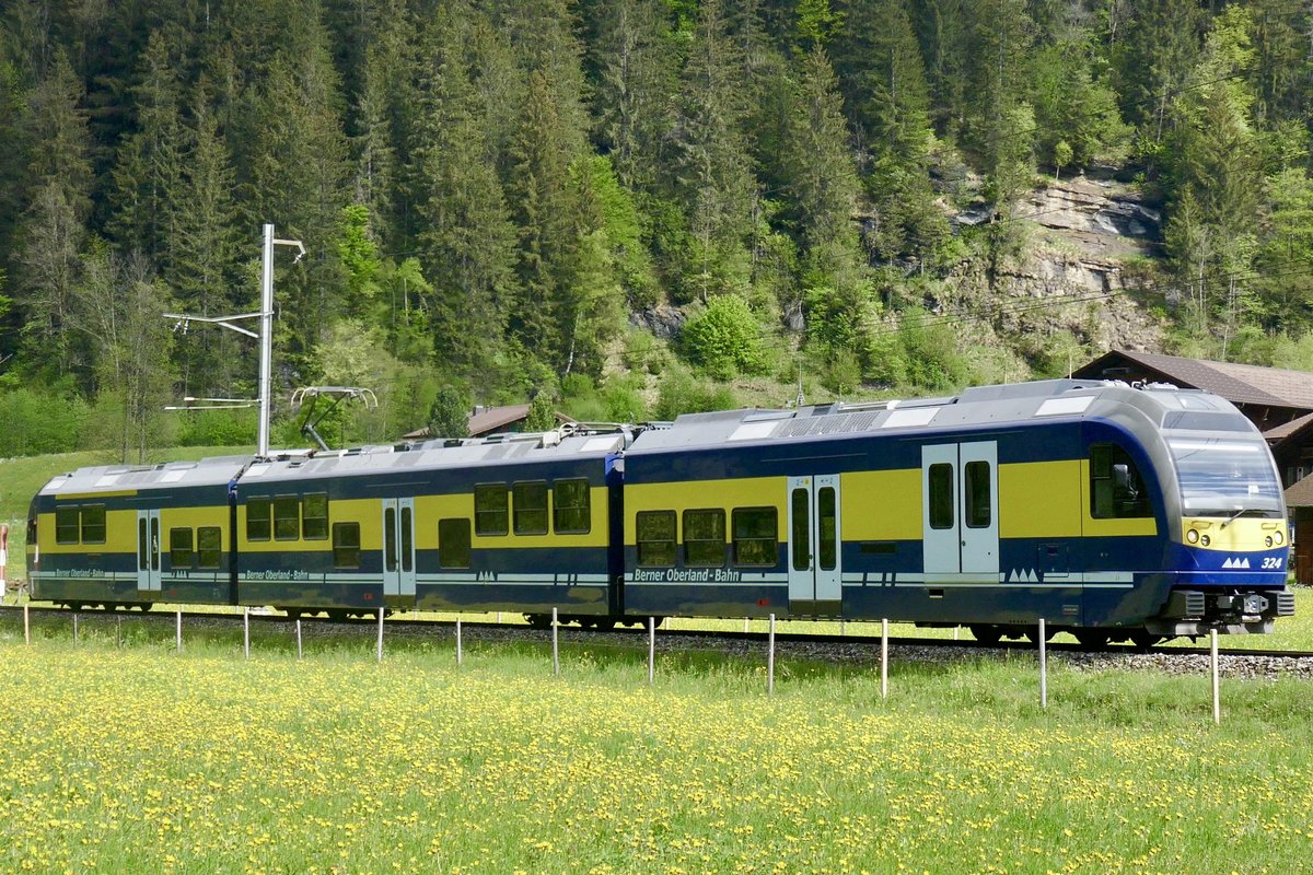 BOB Triebzug ABDeh 8/8 324 nach Grindelwald, am 6.5.20 bei Schwendi.