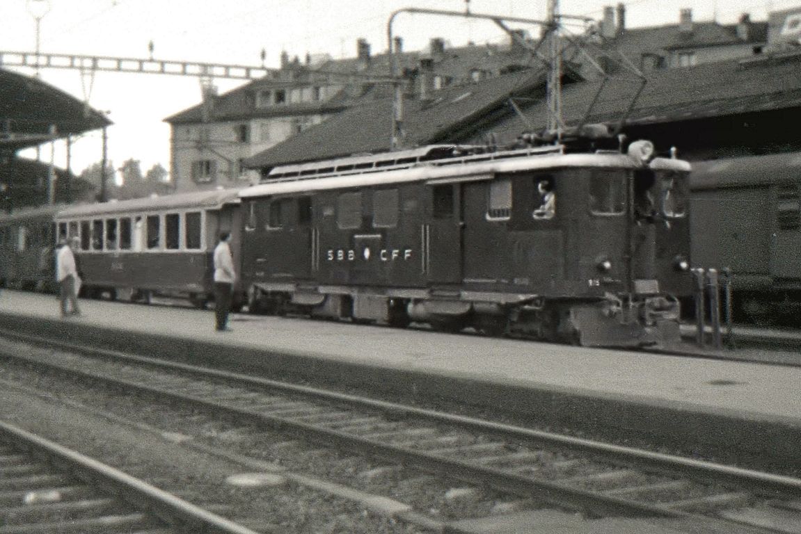 BOB-Wagen in Luzern waren eher selten zu sehen; hier eine Aufnahme des Wagens AB 209 mit einer noch sehr primitiven Kamera im letzten Abendlicht, 1963. An der Spitze SBB-Brünigbahn-Triebwagen 915.  