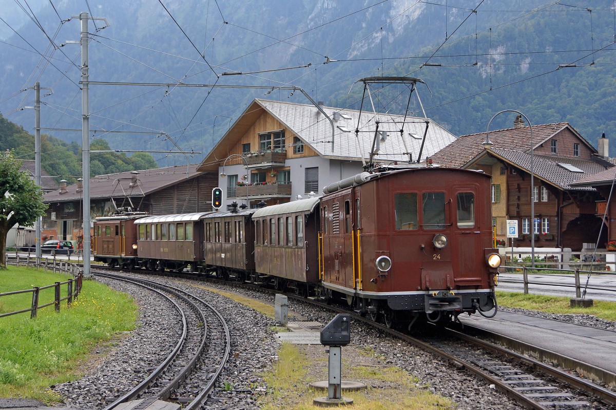 BOB/MEFZ: Fr die Abschiedsfahrt vom 24. August 2013 nach Lauterbrunnen wurden die beiden noch verbliebenen HGe 3/3 29 und HGe 3/3 24 an beiden Enden des Nostalgiezuges eingereiht. Die Aufnahme ist bei der Ausfahrt Wilderswil entstanden.
Foto: Walter Ruetsch