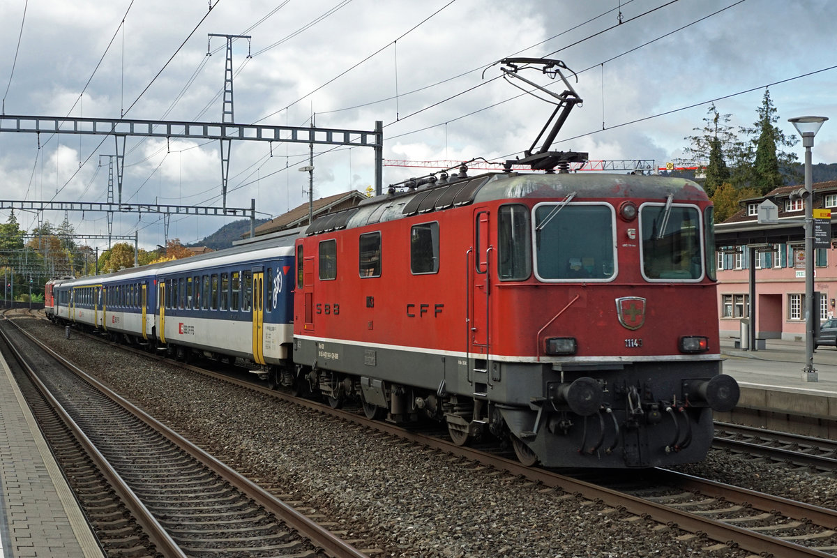  Bobo Sandwiche EW II  als ICE 70070 mit Re 420 125-7, BDto 50 85 8 233 928-1 und Re 420 143-0 anlässlich der Bahnhofsdurchfahrt Sissach am 12. Oktober 2020.
Foto: Walter Ruetsch