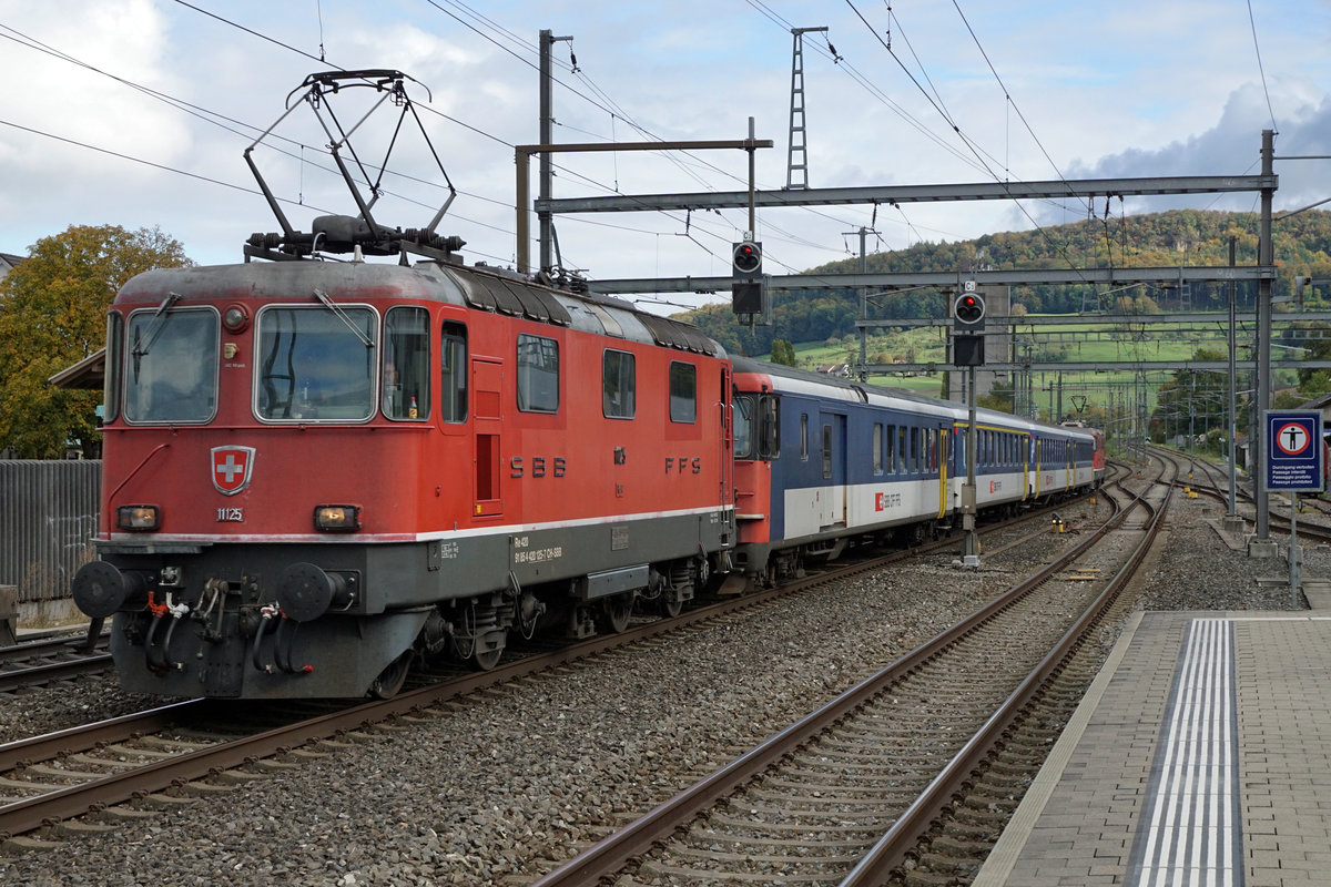 Bobo Sandwiche EW II  als ICE 70070 mit Re 420 125-7, BDto 50 85 8 233 928-1 und Re 420 143-0 anlässlich der Bahnhofsdurchfahrt Sissach am 12. Oktober 2020.
Foto: Walter Ruetsch