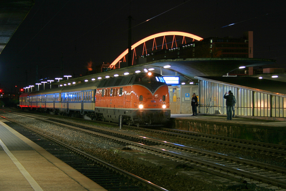 Bocholter Eisenbahn 221 135 mit einem Sonderzug im Bahnhof Köln Messe / Deutz.
Der beleuchtete Bogen im Hintergrund gehört zur Multifunktionshalle  KölnArena .
Aufnahmedatum: 08.11.2008