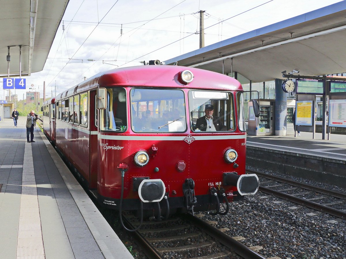 Bochum am 25. Oktober 2019, ungeplanter Zwischenstopp im Hauptbahnhof von Bochum der Schienenbusgarnitur 798 007-0 mit 798 677-0.

