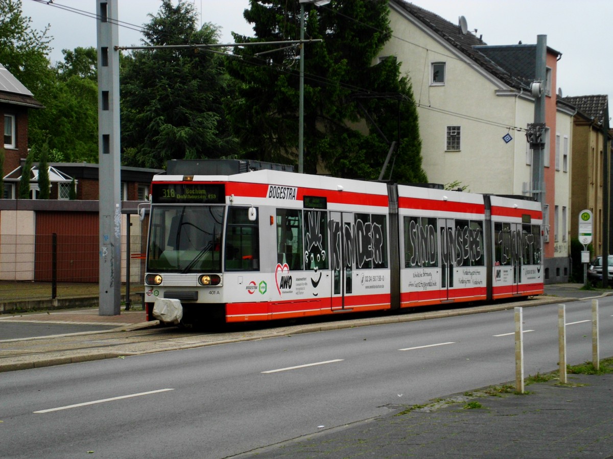 Bochum: Straßenbahnlinie 318 nach S-Bahnhof Bochum-Dahlhausen an der Haltestelle Bochum-Gerthe Schürbankstraße.(11.5.2014) 
