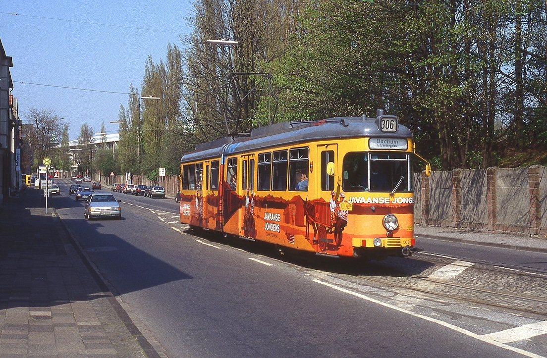 Bochum Tw 50 befährt beimEinatz auf Linie 306 die Eickeler Straße, 24.04.1995.