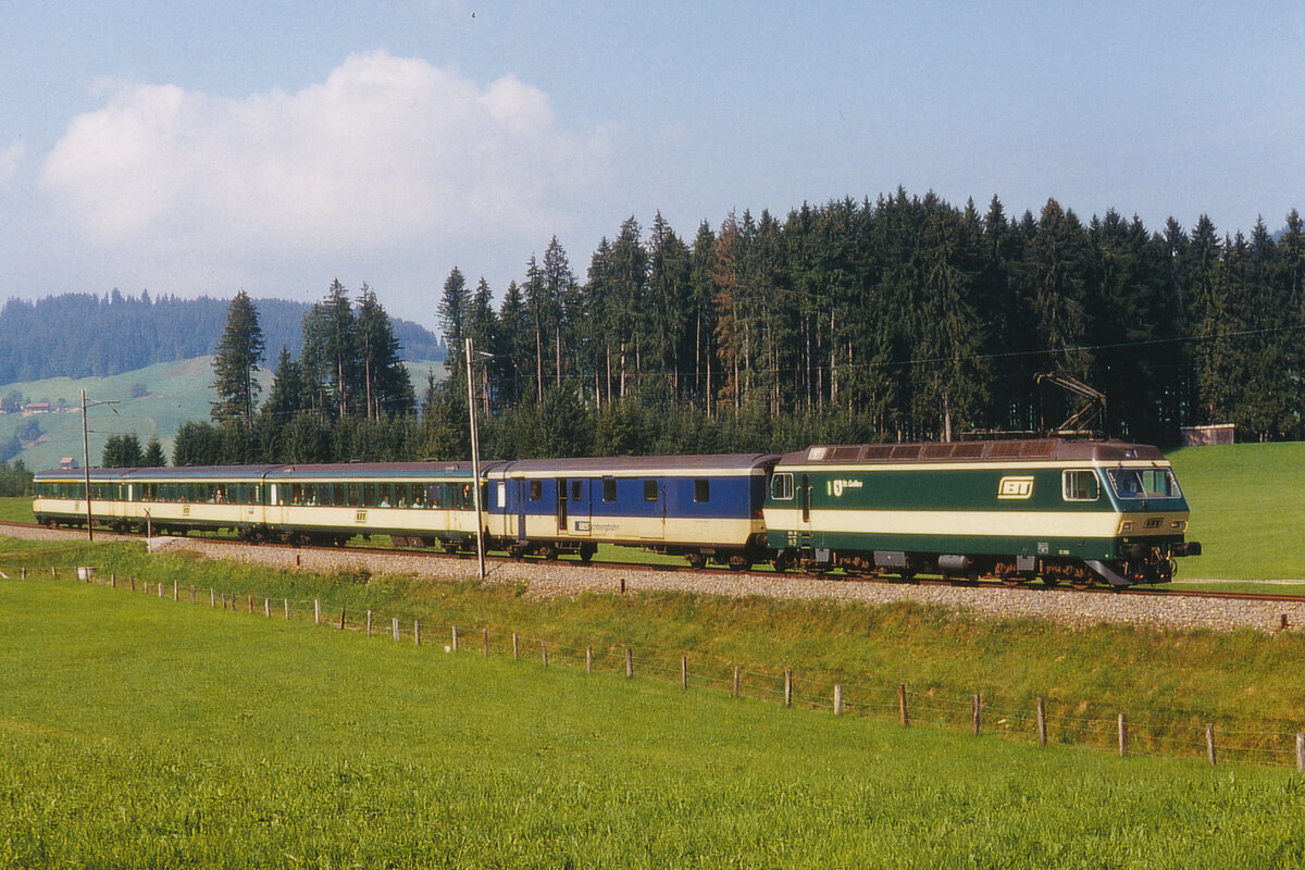 Bodensee-Toggenburg-Bahn (BT).
Die BT wurde im Jahre 1910 eröffnet. Durch die Fusion per 1. Januar 2001 mit der damaligen SOB wurde sie zur  neuen  Schweizerischen Südostbahn (SOB).
Im August 1989 wurde noch ein typischer Zug der BT mit einer Re 456 bei Rothenthurm verewigt. Interessanterweise wurde ein Gepäckwagen der BLS mitgeführt.
Foto: Walter Ruetsch