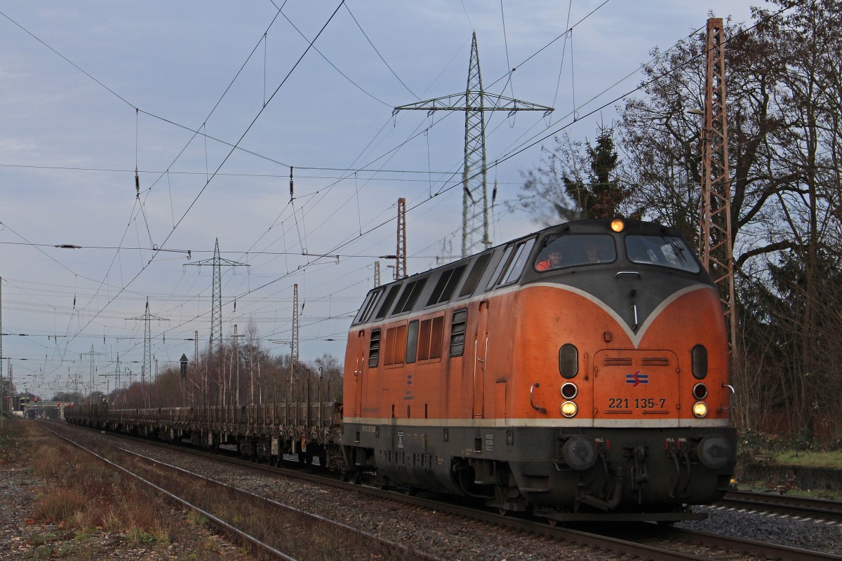 BoEG 221 135 am 29.12.13 mit einem Flachwagenzug in Ratingen-Lintorf.