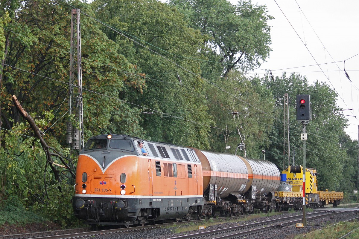 BoEG 221 135 am 6.9.13 mit zwei Kesselwagen und einem Baukran in Ratingen-Lintorf.
Der Baum links ist bei einem starken Gewitter zuvor in die OL gekrackt.Nach diesem Zug wurde das Gleis gesperrt und die Züge Richtung Wedau durch die Ausweiche im Gegengleis geleitet.