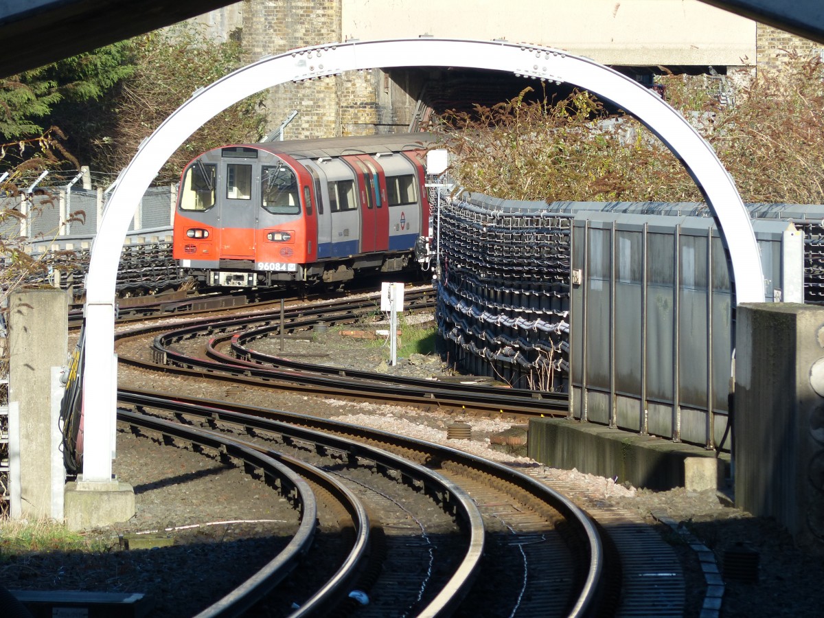 Bögen und Kurven - ein 1996 Tube-Stock-Zug auf der Jubilee Line in West Ham, 28.12.2013
