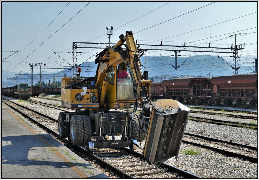 Böschungsmäher V504FC macht sich in Podgorica auf den Weg Richtung Bar (B) (22.07.2019)