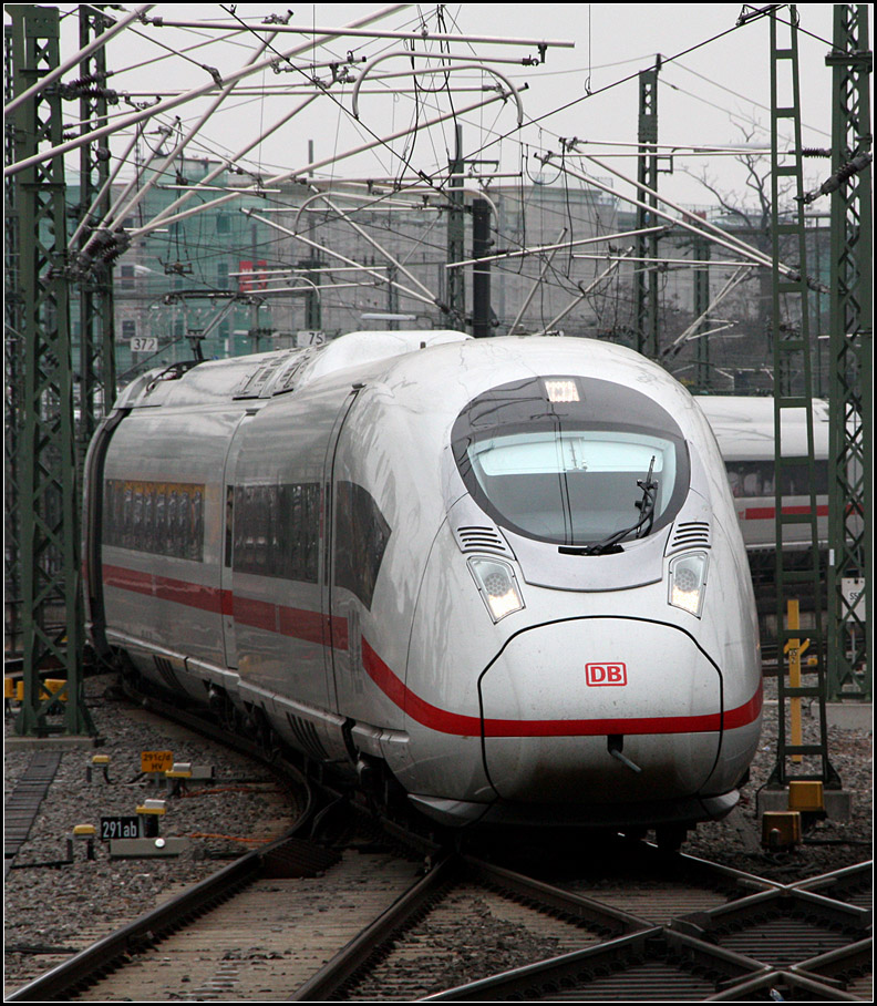 Böse -

blickt dieser ICE Velaro D auf die Strecke. Stuttgart Hauptbahnhof.

14.03.2015 (M) 