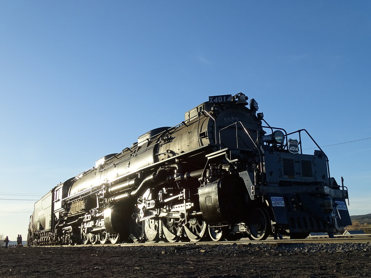 BogBoy #4014 im Licht der letzten Sonnenstrahlen in Evanston Wyoming am 10.5.2019. Während am Tag die Lok bei jedem Aufenthalt dicht umlagert war, konnte man am frühen Morgen oder am Abend mit dem Ungetüm völlig allein sein.