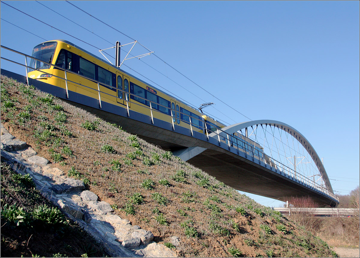 Bogenbrücke - 

Diese Brücke über die Autobahn der Stadtbahnverlängerung zum Flughafen ist die zweite Bogenbrücke im Stuttgarter Stadtbahnnetz. Eine ähnliche Brücke wurde im Scharnhauser Park an der Strecke nach Nellingen in Betrieb genommen.

27.02.2022 (M)