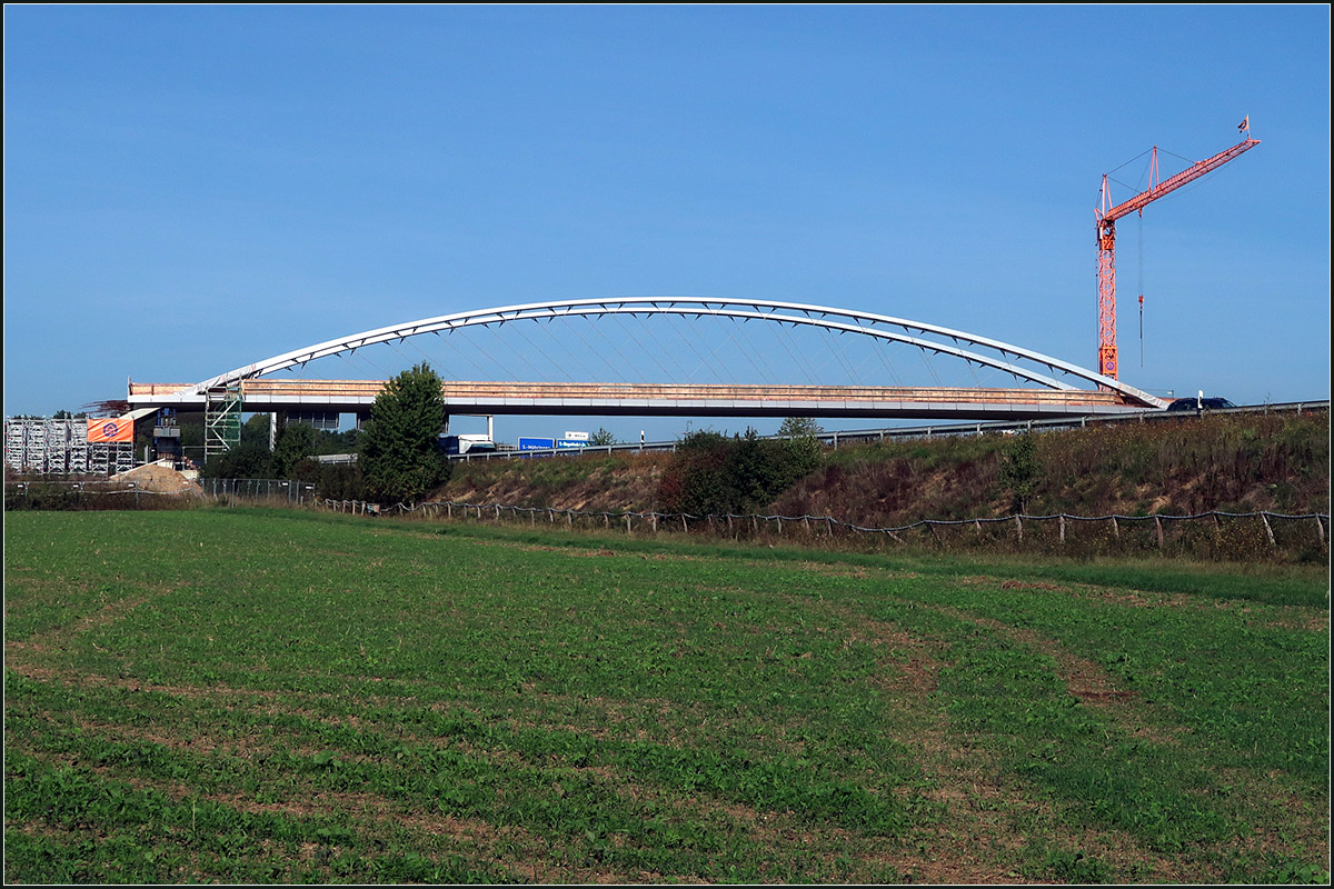 Bogenbrücke über der Autobahn -

Die neue Stadtbahnstrecke für die U6 zum Flughafen Stuttgart wird die A8 auf einer formschönen Brücke überqueren.

14.09.2020 (M)