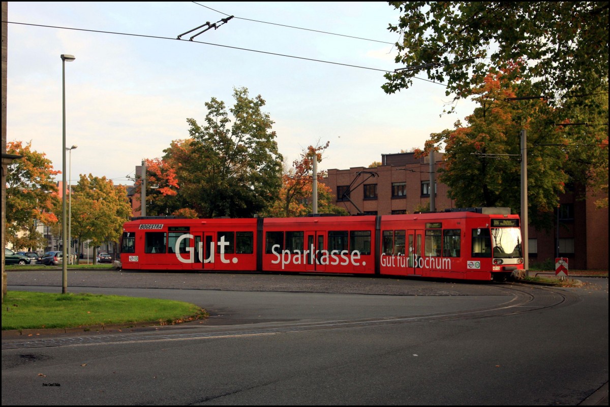 Bogestra Triebwagen der Linie 306 wartet am 18.10.2015 in der Wendeschleife am Hauptbahnhof Wanne - Eickel. 