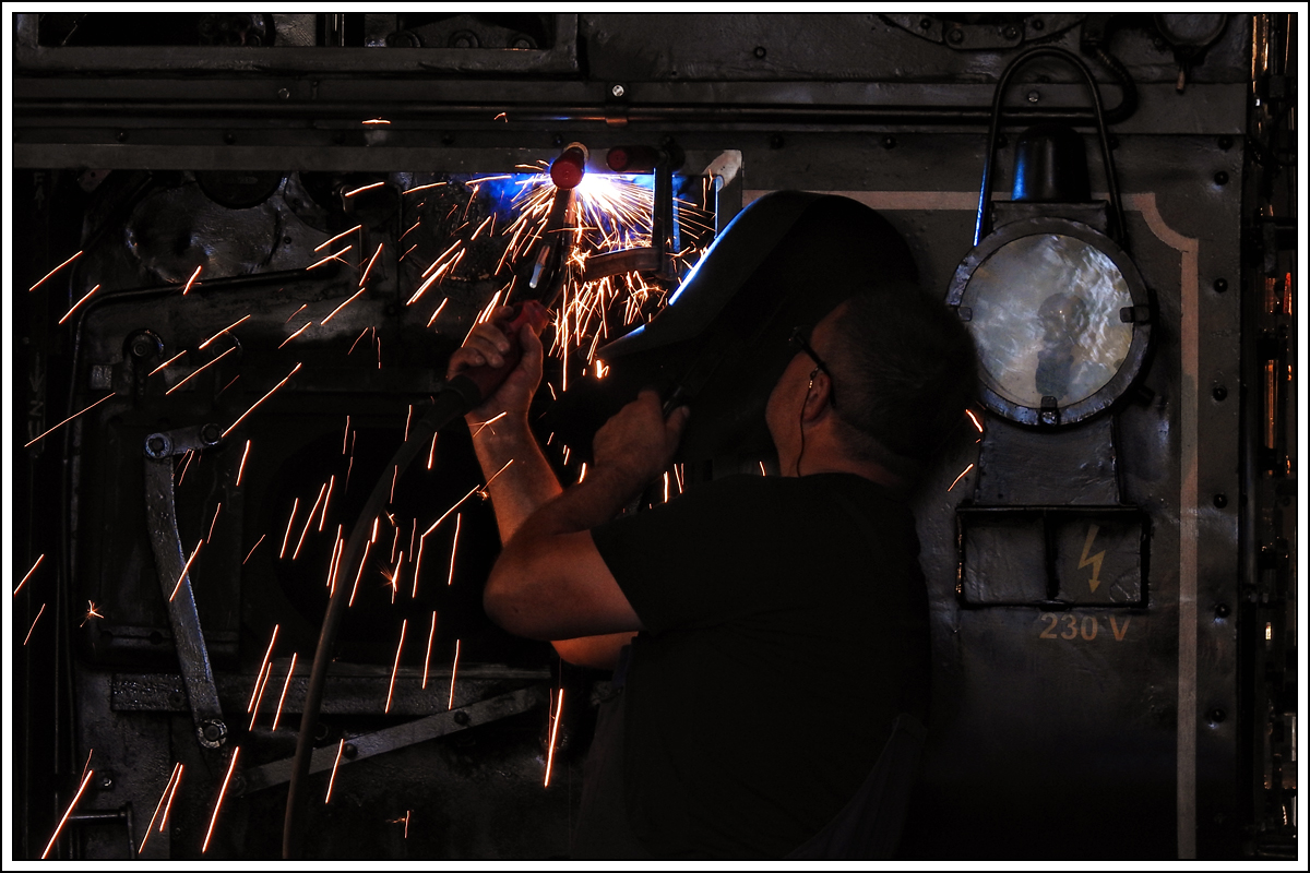 Bojan bei den letzten Schweißarbeiten an 764-411R im Zuge der Arbeiten zum Umbau von Tender auf Schlepptenderlok. Stainz am 21.8.2018.