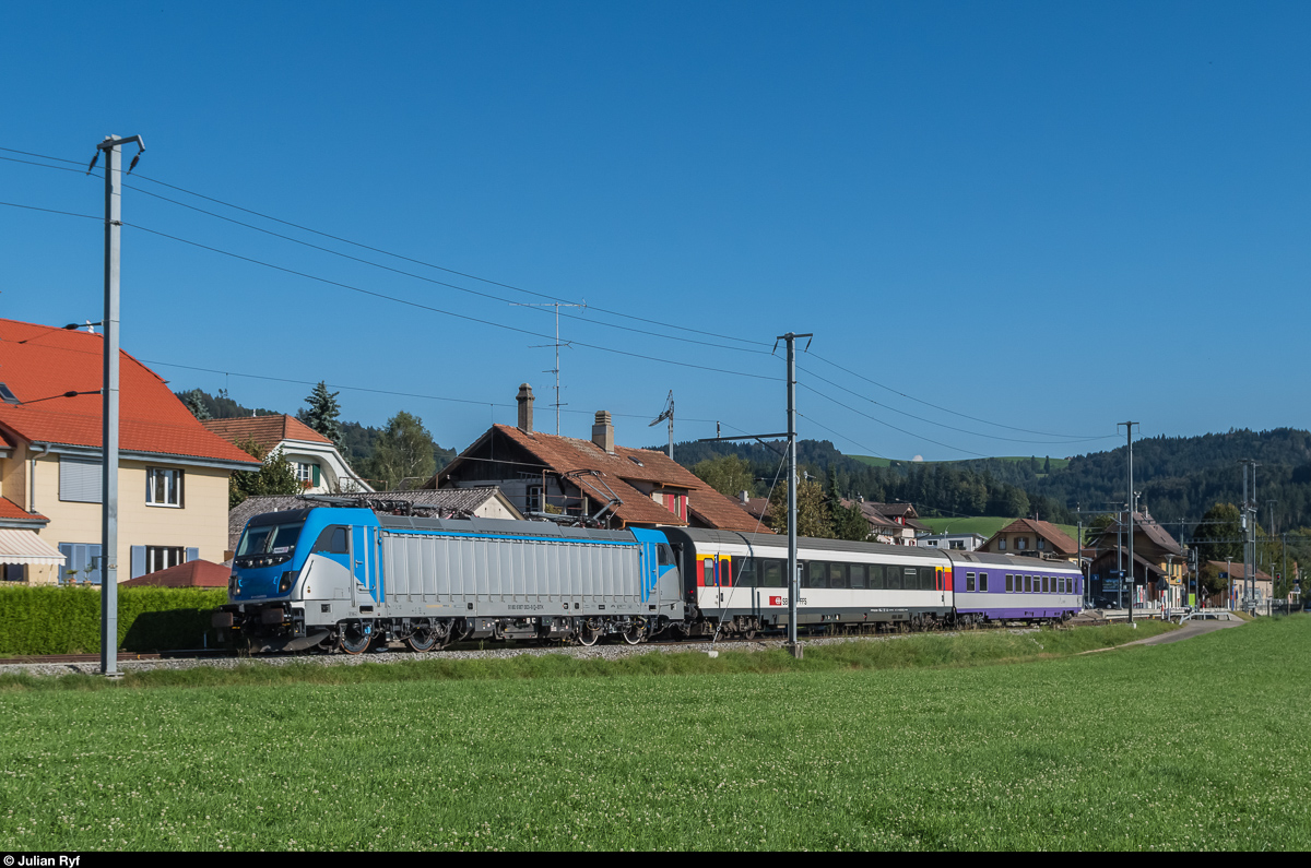 Bombardier 187 003 fährt am 8. September 2016 mit einem EW IV A und einem Messwagen (ex-WR EW IV) bei Gasel in Richtung Bern. Die von PROSE durchgeführte Fahrt diente der Messung der Gleisbeanspruchung in Gleisbögen mit kleinen Radien. Die Strecke Bern - Schwarzenburg weist die engsten Radien und die grösste Steigung auf dem BLS-Streckennetz auf.