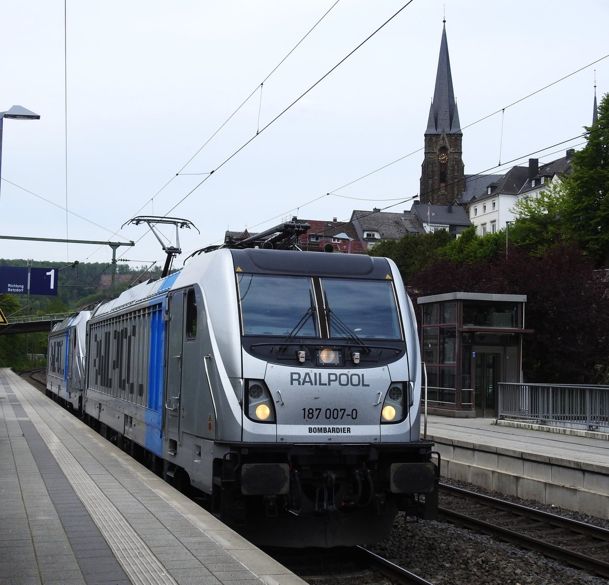 BOMBARDIER 187 007-O RAILPOOL IM DOPPELPACK IN KIRCHEN/SIEG
Die RAILPOOL-BOMBARDIER 187 007-0 im Doppelpack am 8.5.2020 auf Durchfahrt
Bahnhof KIRCHEN/SIEG in Fahrtrichtung BETZDORF/KÖLN.....