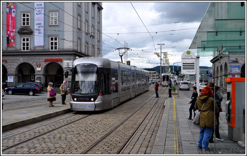 Bombardier Cityrunner Nr 001 am Hauptplatz in Linz. (30.05.2014)