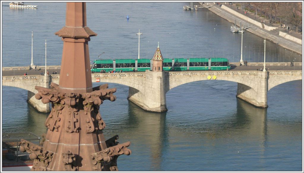 Bombardier Flexity 2 Tram auf der Mittleren Brücke in Basel, aufgenommen vom Münsterturm. (12.12.2015)