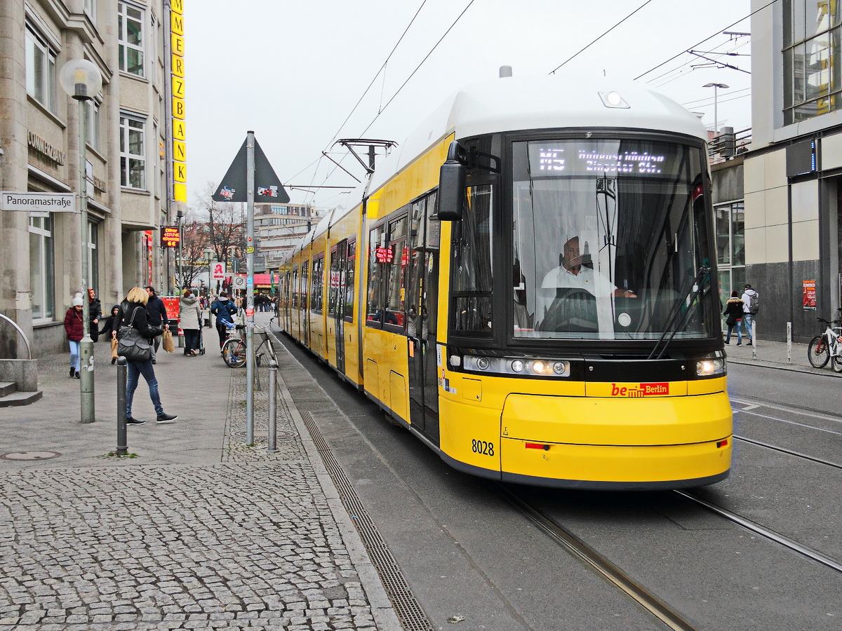 Bombardier Flexity 8028 der BVG als M5, hier in Berlin-Mitte auf dem Alexanderplatz am 27. Dezember 2017.

