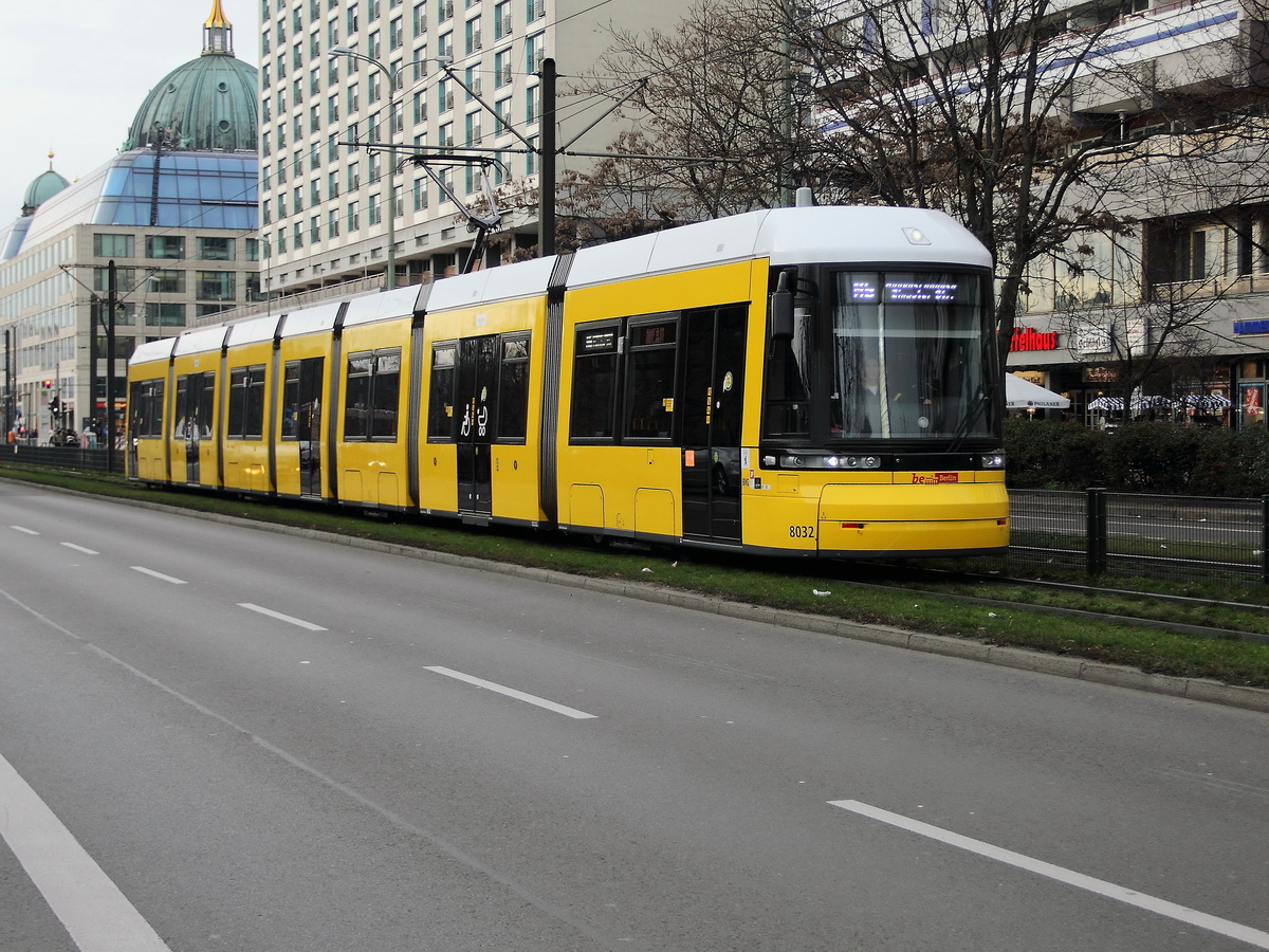 Bombardier Flexity 8032 als M5 in Richtung Hohenschönhausen, Zingster Straße  in der Karl-Liebknecht-Straße am 27. Dezember 2017.
