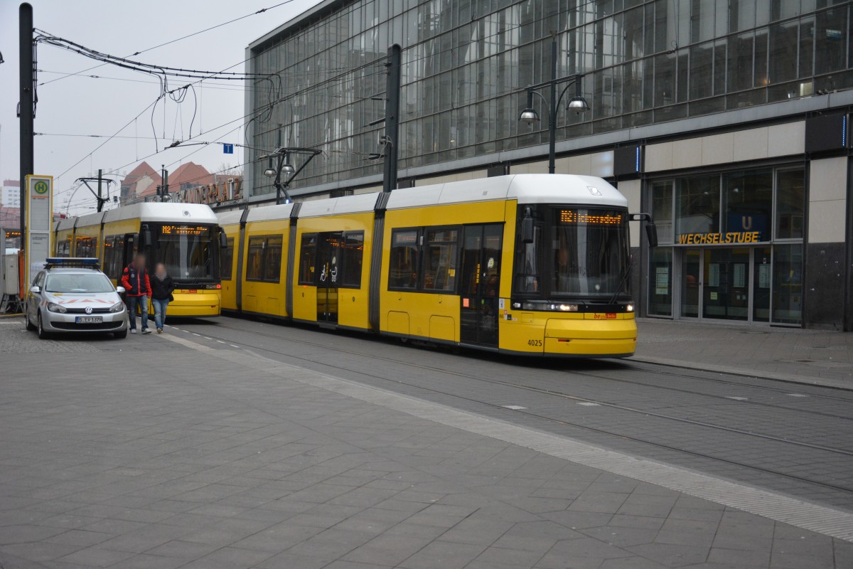 Bombardier Flexity Berlin (4025) auf der Linie M2 nach Heinersdorf am 16.11.2014. Aufgenommen am Alexanderplatz.
