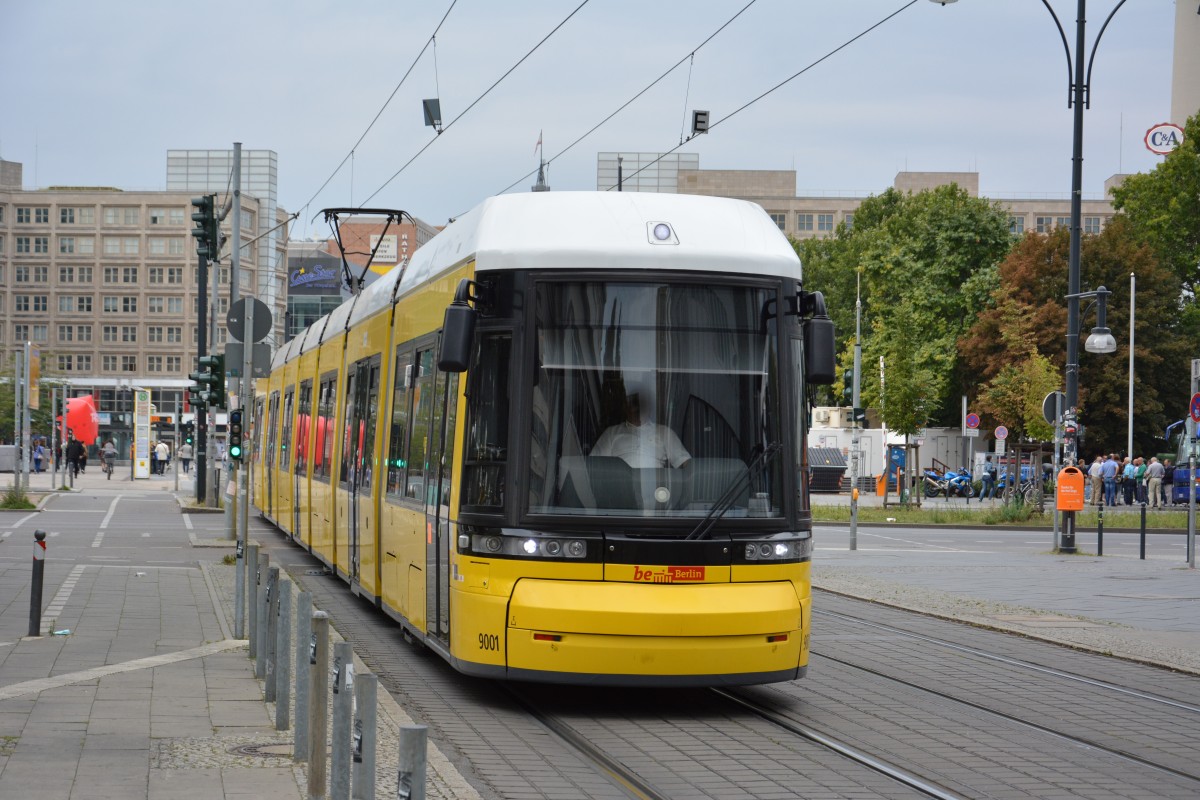 Bombardier Flexity Berlin (Nummer 9001) auf der Linie M5 zwischen Alexanderplatz und Otto-Braun-Straße. Aufgenommen am 21.08.2014.